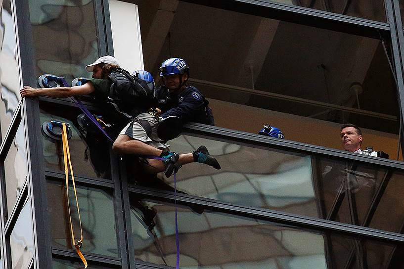 Нью-Йорк, США. Полицейский задерживает мужчину, который пытался забраться на 58-этажный небоскреб &quot;Трамп-тауэр&quot;