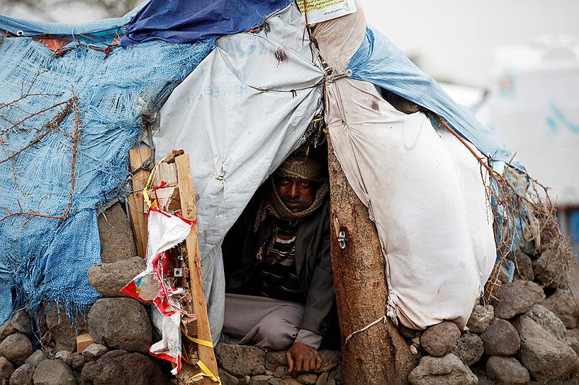 Сана, Йемен. Мужчина в лагере для вынужденных переселенцев 