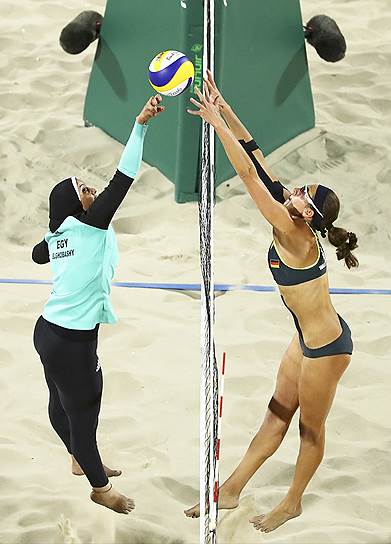 Доаа Эльгобаши (Египет) и Кира Валькенхорст (Германия) во время матча по пляжному волейболу