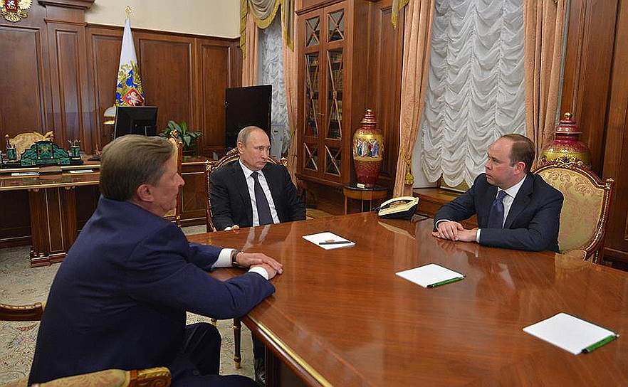 Слева направо: бывший глава администрации президента Сергей Иванов, президент РФ Владимир Путин и новый глава администрации президента Антон Вайно