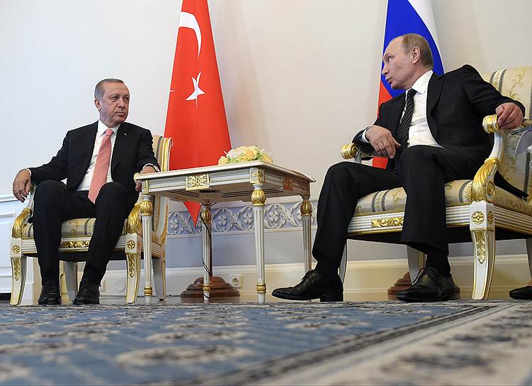 9 августа. Президент России Владимир Путин впервые встретился с  турецким коллегой Реджепом Тайипом Эрдоганом после инцидента со сбитым российским Су-24 в Сирии в ноябре 2015 года