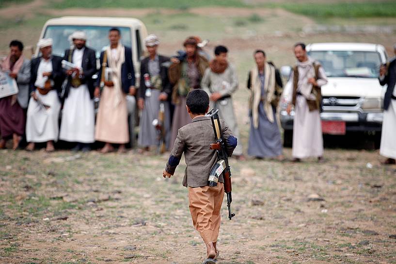 Сана, Йемен. Вооруженный ребенок во время собрания повстанцев