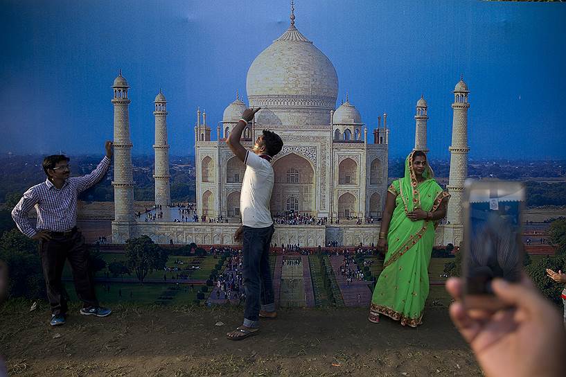 Нью-Дели, Индия. Индийцы делают селфи напротив Тадж-Махала во время празднования дня независимости страны