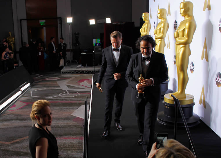 Работа над фильмом началась еще в 2013 году, но тогда не удалось привлечь к съемкам Леонардо Ди Каприо (слева), без которого, по мнению Иньярриту, картина бы не получилась. Активный этап начался только после первого «Оскара» Иньярриту. В результате главная роль в «Выжившем» принесла Ди Каприо долгожданный приз американской киноакадемии
