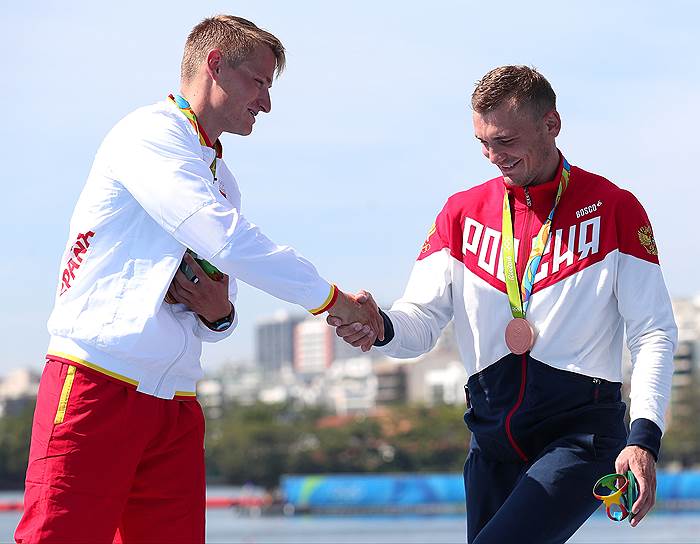 Победитель соревнований байдарок-одиночек на дистанции 1000 м испанец Маркус Вальц (слева) и бронзовый призер Роман Аношкин поздравляют друг друга с олимпийскими медалями