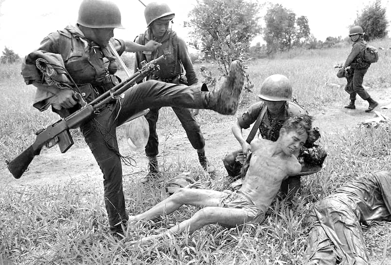Ричард Меррон. 22 октября 1965 года. «Южновьетнамские военные избивают пленника»