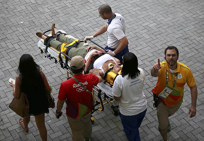 15 августа на стадионе Carioca 1 видеокамера Олимпийской вещательной службы упала на зрителей — трос, к которому крепилось оборудование, лопнул. В результате пострадали несколько человека, одну женщину пришлось тут же госпитализировать