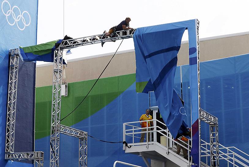 Уже после начала соревнований в Рио-де-Жанейро начался шторм. Ветер, в частности, повредил конструкции на площадке для прыжков в воду