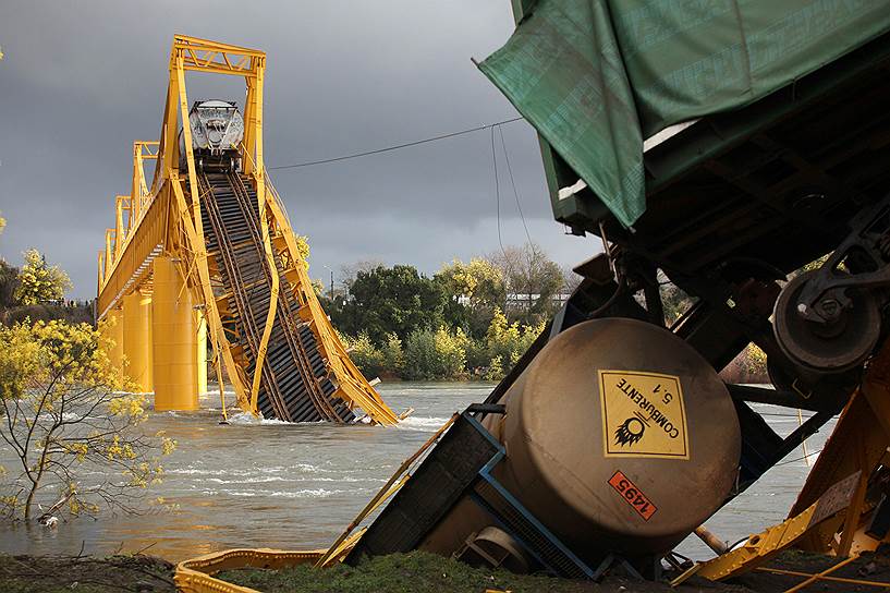 Река Тольтен, Чили. Затонувшие вагоны после обрушения моста