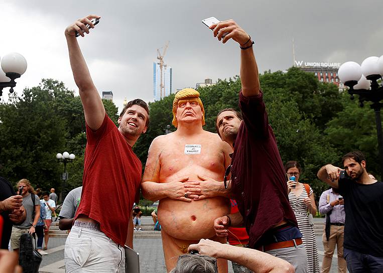 Нью-Йорк, США. Люди делают селфи со статуей голого Дональда Трампа, кандидата на пост президента США от Республиканской партии