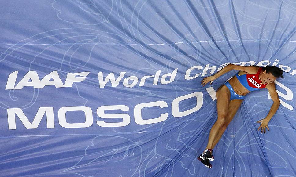 Летом 2013 года Исинбаева выиграла чемпионат мира в Москве и заявила о приостановлении спортивной карьеры, но стала все чаще выступать на публике