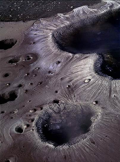 «Лунный пейзаж»&lt;br>Кальдера Узон, Камчатка&lt;br>Белые нитевидные колонии тионовых бактерий на краю кипящих грязевых котлов