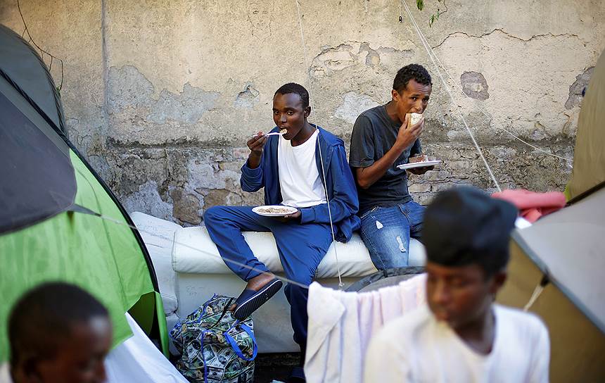С 2013 количество мигрантов в Италии увеличилось в семь раз. Сейчас в приюты и временные лагеря устроены 140 тыс. человек