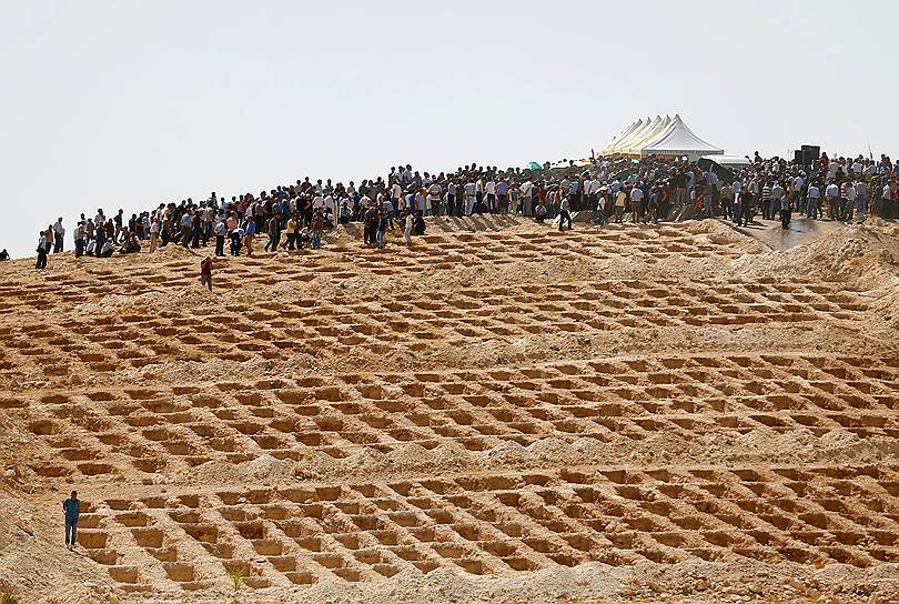 Газиантеп, Турция. Могилы, выкопанные для жертв теракта, произошедшего во время свадьбы. Взрывы прогремели в воскресенье, погибли 54 человека