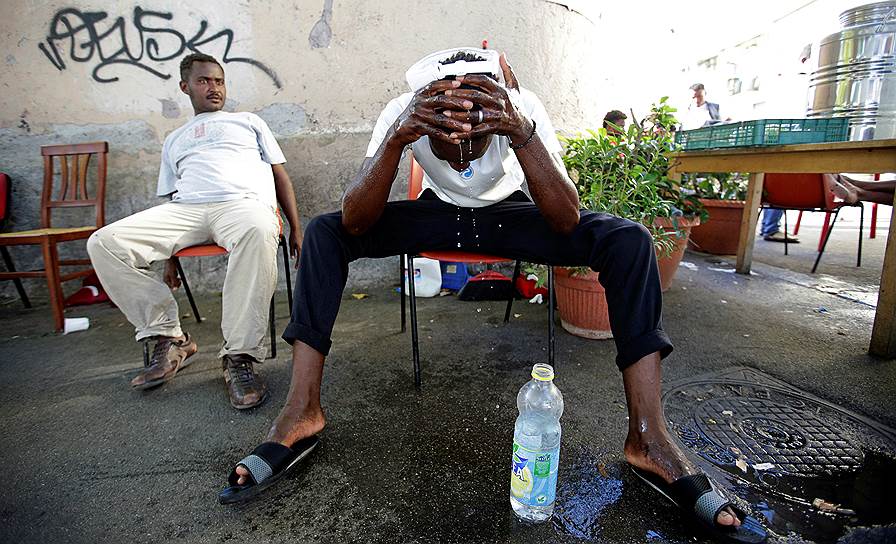 Однако этих денег не хватает на обеспечение всех бытовых нужд&lt;br>На фото: житель центра «Баобаб» моет голову водой из бутылки