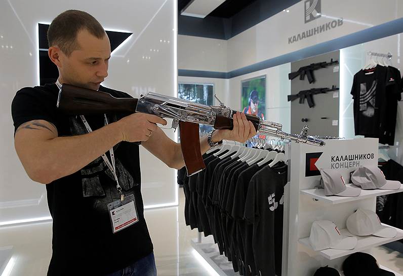 Директор концерна по маркетингу Владимир Дмитриев заявил, что открытие магазина в Шереметьево — «это закономерный шаг на пути сближения с клиентом и привлечения новых потребителей»
