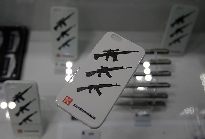 Общая площадь магазина «Калашников» 58 кв. м. Бутик разделен на несколько тематических блоков с макетами оружия, одеждой и аксессуарами с логотипом бренда