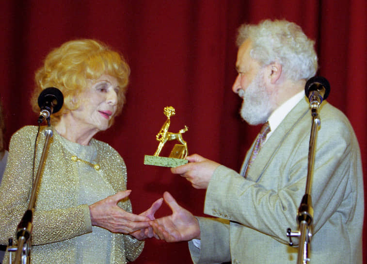 В возрасте 98 лет Рифеншталь впервые посетила Россию, став почетной гостьей XI Международного кинофестиваля «Послание к человеку» (на фото) в Санкт-Петербурге. За день до закрытия ей вручили почетный приз «Золотой кентавр» — «за неоценимый вклад в мировой кинематограф»