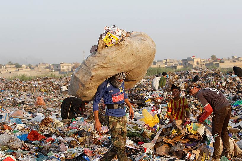 Пригород Багдада, Ирак. Мусорщики собирают перерабатываемые отходы на свалке