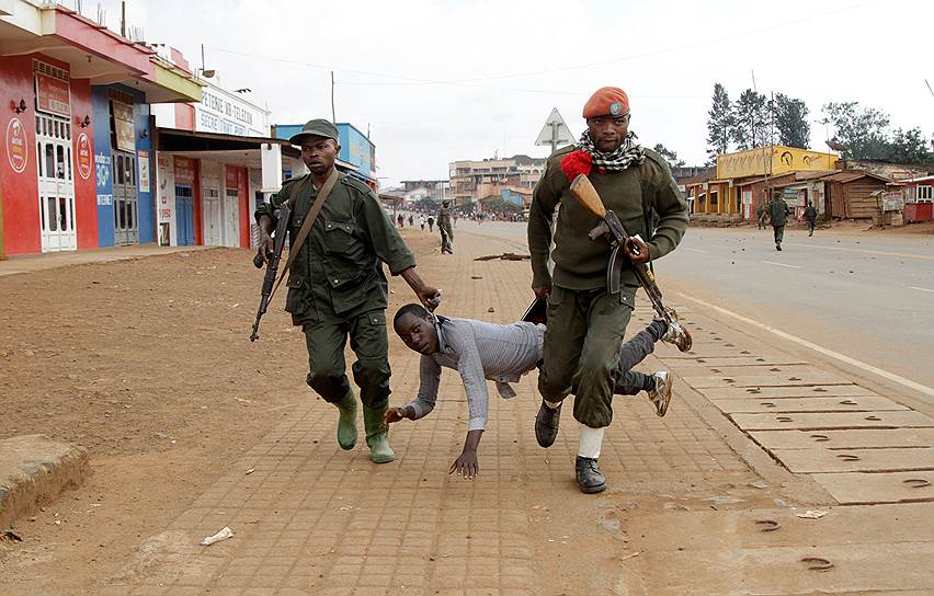 Бутембо, Демократическая Республика Конго. Арест местного жителя во время акции против правительства, которое «не способно остановить убийства и межэтнические конфликты в стране»