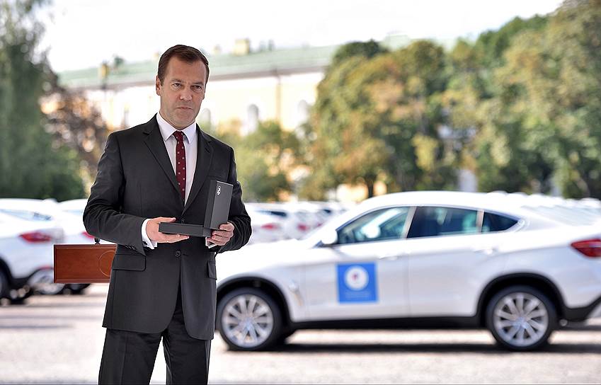 Председатель правительства России Дмитрий Медведев во время церемонии награждения олимпийцев