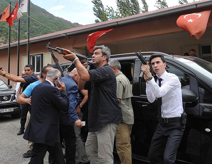 Артвин, Турция. Вооруженные охранники лидера Республиканской народной партии Кемаля Кылычдароглу после того, как на него совершили покушение