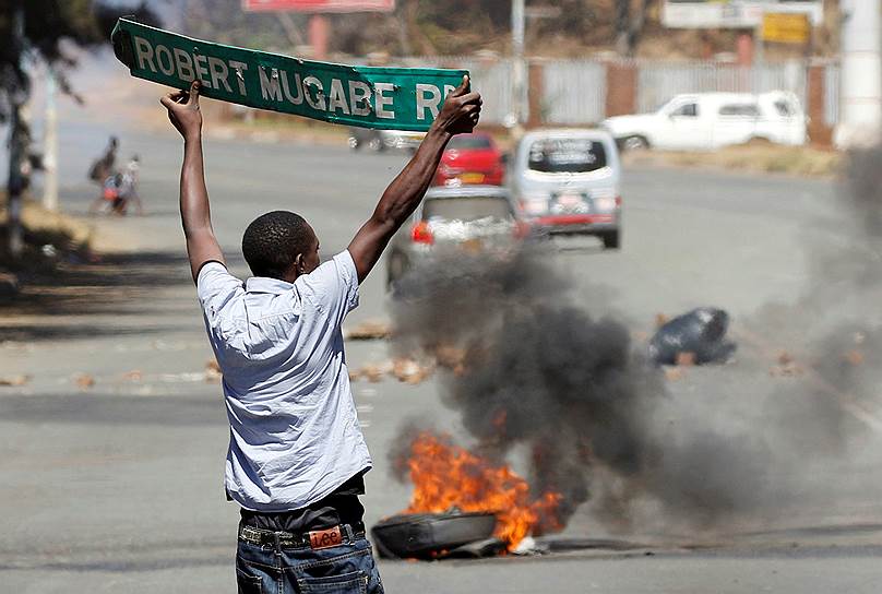 Хараре, Зимбабве. Оппозиционер во время акции протеста против президента страны