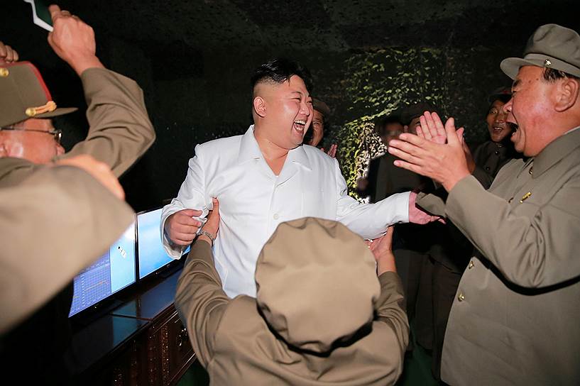 Пхеньян, Северная Корея. Ким Чон Ын во время испытаний подводных стратегических баллистических ракет