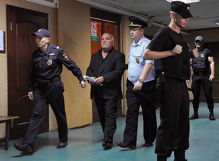 24 августа. Бизнесмен Арам Петросян в течение трех часов удерживал в заложниках клиентов и работников одного из отделений Ситибанка в центре Москвы. Мужчина арестован судом до 24 октября