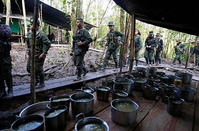 Отряд FARC выстроился на обед