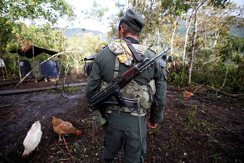 Служащий FARC возвращается в лагерь в горах 