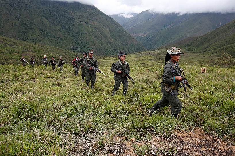 Солдаты FARC во время патрулирования в горах Колумбии