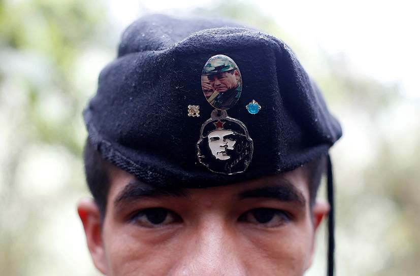 Значки с изображением Че Гевары и основателя FARC Мануэля Маруланда на берете бойца