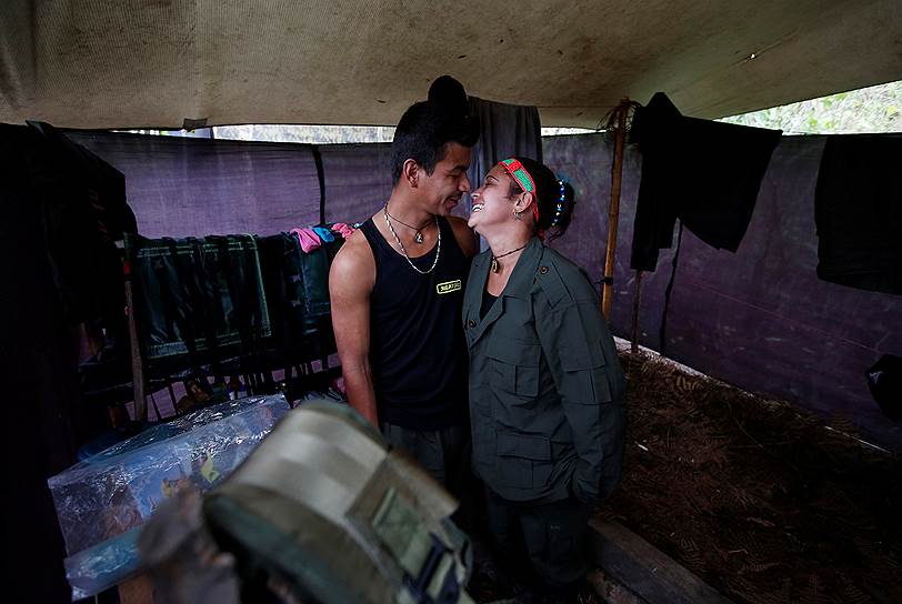 Яими и Себастьян, члены FARC, в собственной семейной палатке в лагере повстанцев