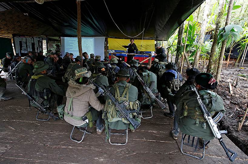 Бойцам рассказывают о перемирии между FARC и правительством Колумбии