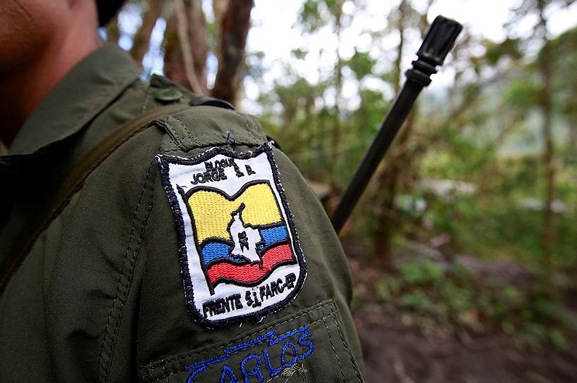 Нашивка с цветами национального флага на форме бойцов FARC