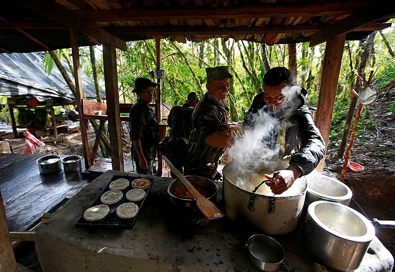 Дежурные готовят обед для бойцов