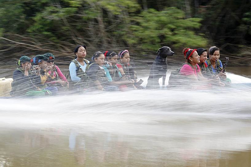 Повстанцы FARC на лодке плывут на футбольный матч местных команд 