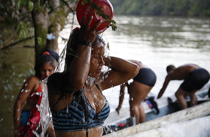 Повстанцы стирают одежду и моются в реке Мекайя в джунглях Путумайо