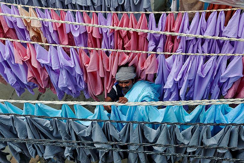 Мумбаи, Индия. Рубашки сушатся в общественной прачечной на открытом воздухе