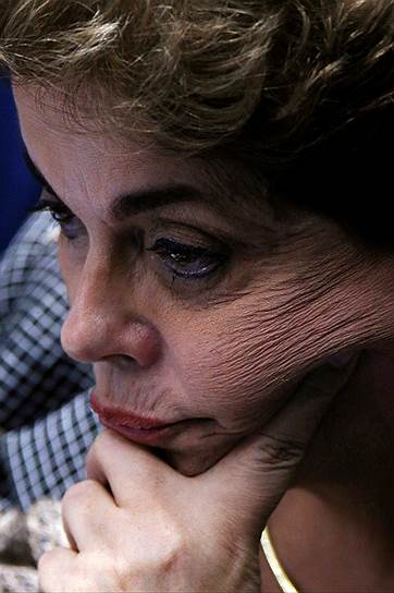 Бразилиа, Бразилия. Президент страны Дилма Руссефф, временно отстраненная от власти, во время слушаний об объявлении ей импичмента в сенате