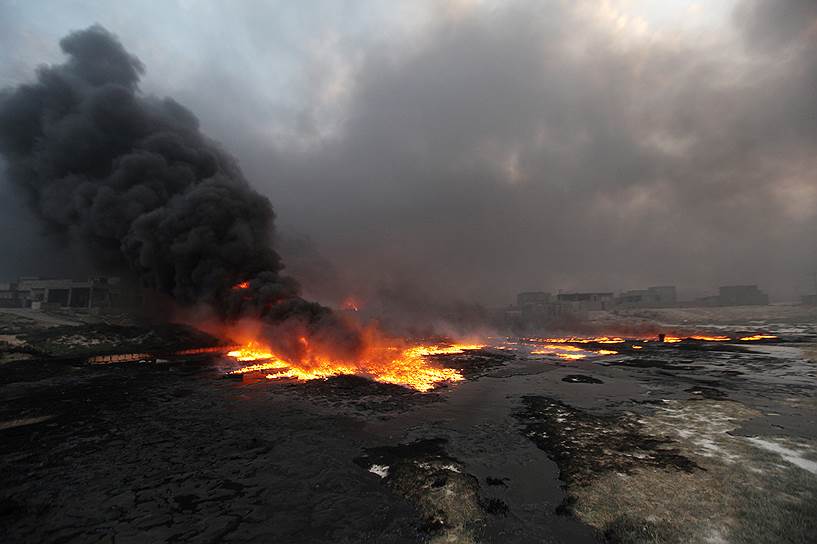 Каяра, Ирак. Подожженные боевиками «Исламского государства» нефтяные скважины. 23 августа начались бои за город между правительственными войсками Ирака и боевиками ИГ, в результате которых Каяра была отбита у террористов 