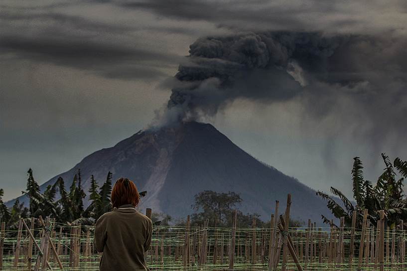 Каро, Индонезия. Выброс пепла из вулкана Синабунг