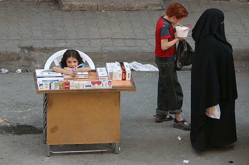 Алеппо, Сирия. Девочка продает сигареты