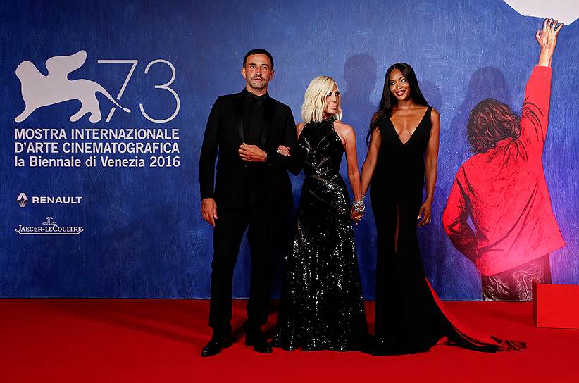 Слева направо: модельеры Риккардо Тиши, Донателла Версаче и модель Наоми Кэмпбелл