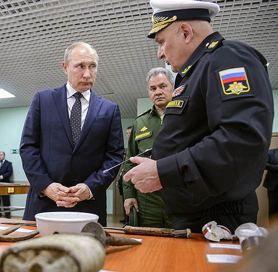 Слева направо: президент России Владимир Путин, министр обороны России Сергей Шойгу, командующий Тихоокеанским флотом адмирал Сергей Авакянц 