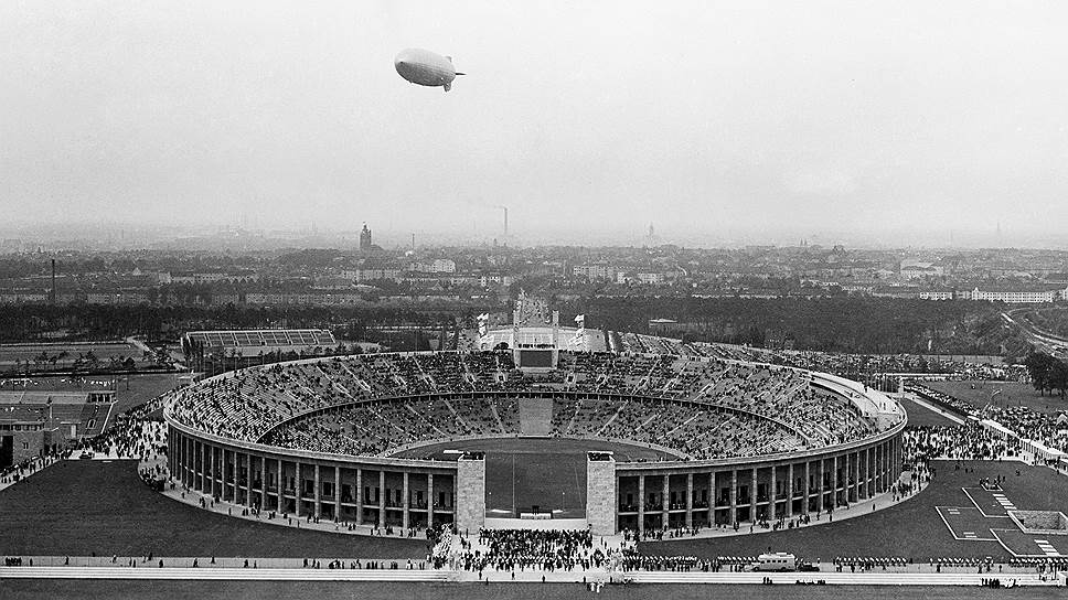 В преддверии Берлинской олимпиады 1936 года Альберт Шпеер курировал строительство стадиона и был соавтором проекта. По замыслу архитектора, овал стадиона лежит на «оси восток-запад», по которой должна быть выстроена новая столица Германии