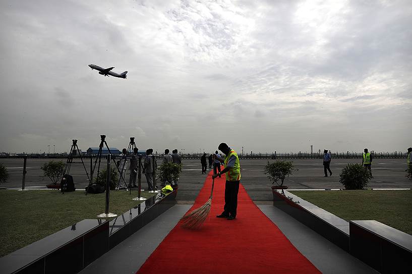Нью-Дели, Индия. Рабочий подметает ковровую дорожку перед прилетом президента Египта Абдул-Фаттаха Ас-Сиси в Индию