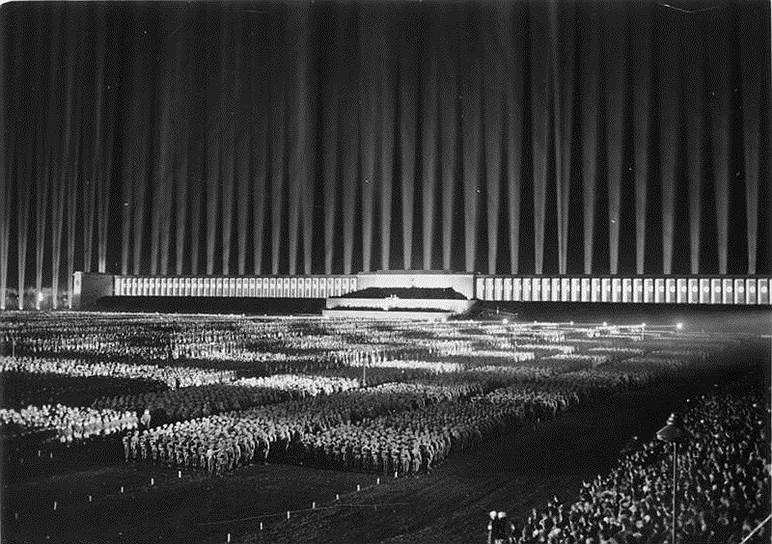 В 1935 году Альберт Шпеер работал над Главной трибуной Третьего рейха, или Трибуной Цеппелина. Она была частью большой территории для съездов НСДАП в Нюрнберге, а стала единственным завершенным сооружением из этого ансамбля. Длина трибуны — 360 м, высота — 20 м. Архитектор вдохновлялся знаменитым Пергамским алтарем
