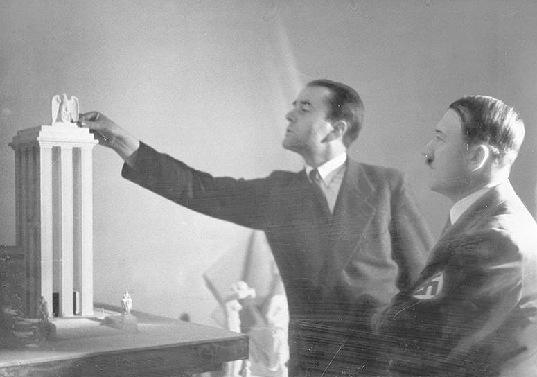 В 1937 году Альберт Шпеер стал автором Немецкого павильона на Всемирной выставке в Париже. Конструкция была построена в форме римской цифры III — как символ Третьего рейха. Верхушку венчал гербовый орел. На выставке Шпеер получил гран-при за оформление съездов НСДАП
